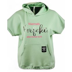   Feliratos, kenguru zsebes, kapucnis, rövid ujjú, viszkóz anyagból készült, fiatalos, sportos, olasz tunika- almazöld