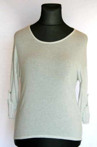 Egyszínű vékony kötött anyagú lurex szálas, környakú, hosszú ujjú, felsőrész- fehér, ezüst