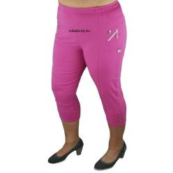   Nagyon rugalmas sztreccs anyagú, gumis derekú, egyszínű molett nyári capri nadrág gombokkal és cipzár díszítéssel a zsebén- pink