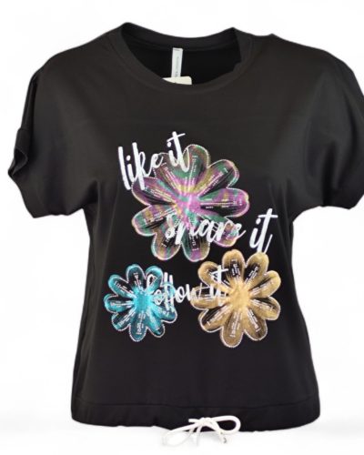 Három csillogós virágfejjel díszített, környakú, rövid ujjú, viszkóz anyagból készült, fiatalos felsőrész, húzható zsinórral az alján- fekete