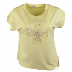   Natúr madzaggal hímzett virágfejjel díszített, környakú, rövid ujjú, viszkóz anyagból készült, oldalt kötős, fiatalos felsőrész- vanília sárga