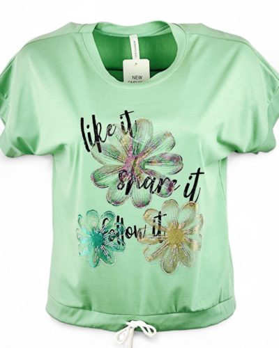 Három csillogós virágfejjel díszített, környakú, rövid ujjú, viszkóz anyagból készült, fiatalos felsőrész, húzható zsinórral az alján- almazöld