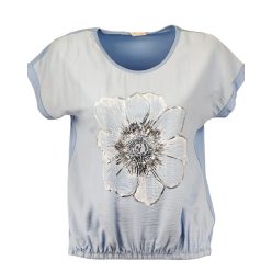   Nagy ezüst virággal díszített, hátul sima egyszínű pamut anyagból készült, rövid ujjú, környakú, fiatalos olasz felsőrész, alul gumírozott- világoskék, ezüst