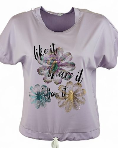 Három csillogós virágfejjel díszített, környakú, rövid ujjú, viszkóz anyagból készült, fiatalos felsőrész, húzható zsinórral az alján- világos lila