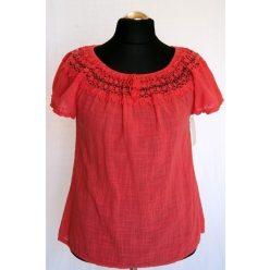   Gumírozott csipkés nyaku, vállra húzható, rövid ujjú, géz anyagból készült egyszínű, olasz felsőrész- korall szín