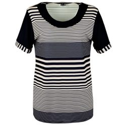   Wio hosszított, egyenes fazonú, rövidujjú, sötétkék-fehér csíkos, viszkóz anyagból készült, környakú fiatalos molett lengyel tunika- sötétkék