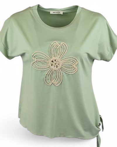Natúr madzaggal hímzett virágfejjel díszített, környakú, rövid ujjú, viszkóz anyagból készült, oldalt kötős, fiatalos felsőrész- ALMAZÖLD