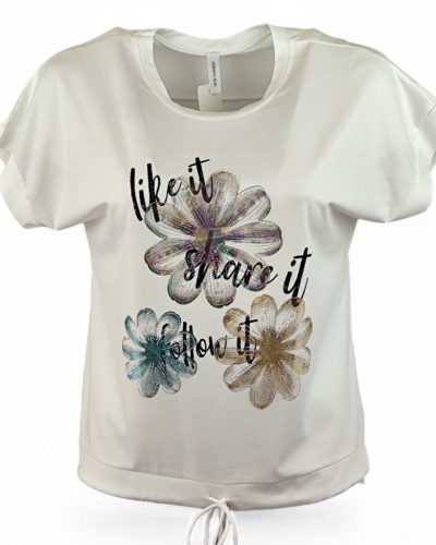 Három csillogós virágfejjel díszített, környakú, rövid ujjú, viszkóz anyagból készült, fiatalos felsőrész, húzható zsinórral az alján- fehér