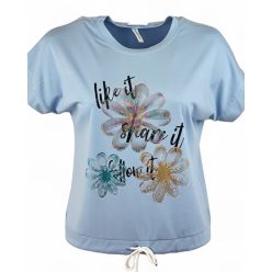   Három csillogós virágfejjel díszített, környakú, rövid ujjú, viszkóz anyagból készült, fiatalos felsőrész, húzható zsinórral az alján- világoskék