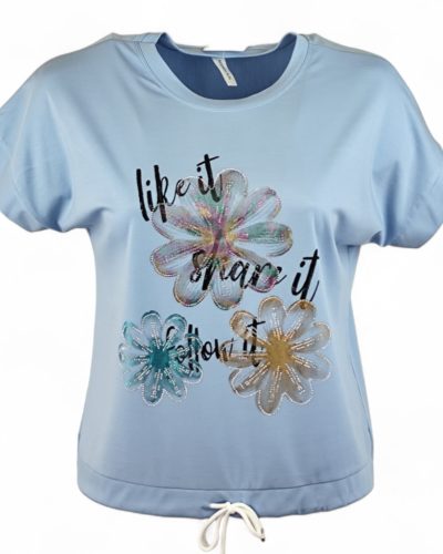 Három csillogós virágfejjel díszített, környakú, rövid ujjú, viszkóz anyagból készült, fiatalos felsőrész, húzható zsinórral az alján- világoskék