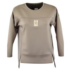   Egyszínű, kis arany táblácskával díszített, puntó anyagból készült, egyenes fazonú, hosszú ujjú, elől rövidebb, hátul hosszabb, fiatalos olasz vastagabb anyagú tunika- mogyoró szín